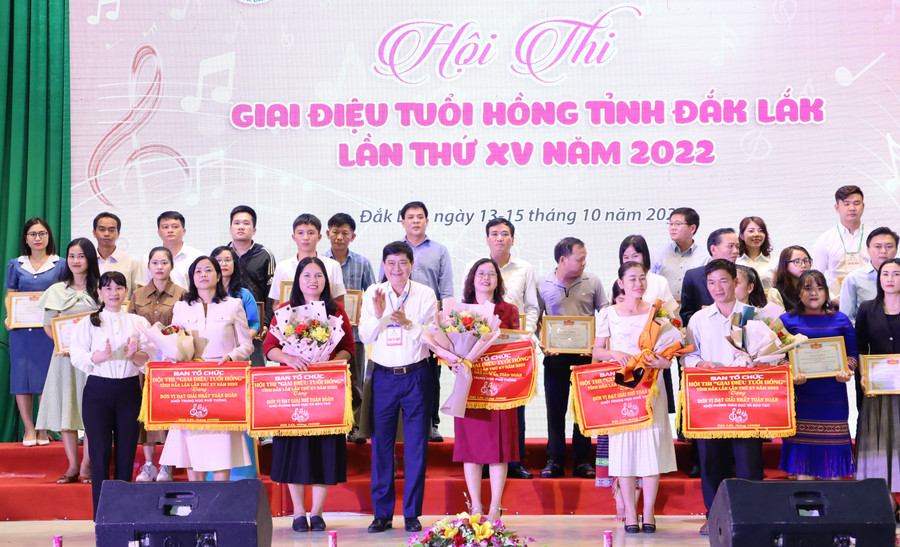Giám đốc Sở GD&ĐT Phạm Đăng Khoa trao giải toàn đoàn cho các đơn vị xuất sắc tại Hội thi. Giám đốc Sở GD&ĐT Phạm Đăng Khoa trao giải toàn đoàn cho các đơn vị xuất sắc tại Hội thi.