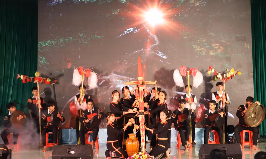 Một tiết mục văn nghệ mang đậm bản sắc văn hoá Tây Nguyên.