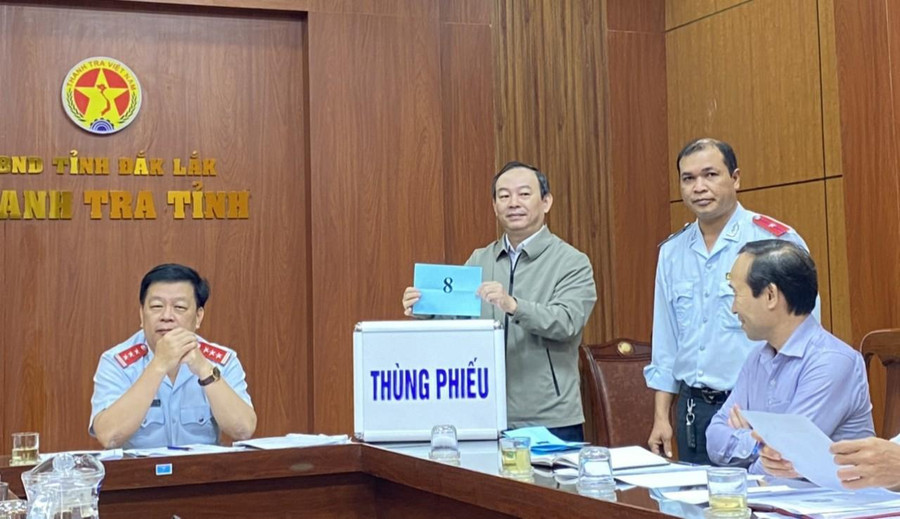 Đại diện 1 đơn vị công bố kết quả bốc thăm ngẫu nhiên (ảnh: CTV). Đại diện 1 đơn vị công bố kết quả bốc thăm ngẫu nhiên (ảnh: CTV).