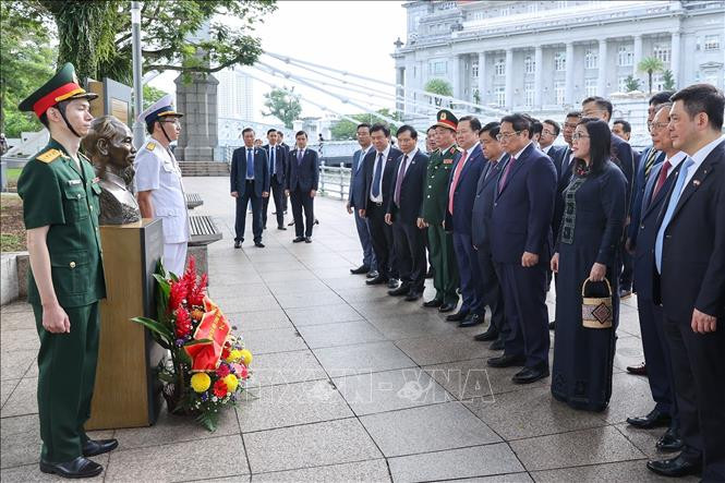 Thủ tướng Phạm Minh Chính và Phu nhân cùng đoàn cấp cao Việt Nam dâng hoa tại Tượng đài Chủ tịch Hồ Chí Minh. 