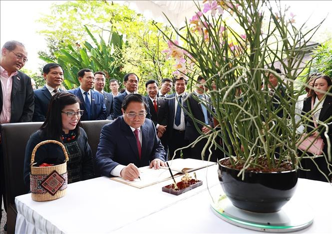 Thủ tướng Phạm Minh Chính ký sổ lưu niệm khi đến dự lễ đặt tên hoa lan tại Vườn Thực vật Singapore. Thủ tướng Phạm Minh Chính ký sổ lưu niệm khi đến dự lễ đặt tên hoa lan tại Vườn Thực vật Singapore.