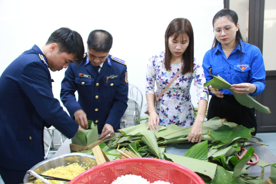 Ngoài cán bộ, chiến sĩ ở Hải đội 202, mỗi đội thi sẽ được “biên chế” thêm các thành viên của Hội phụ nữ xã Triệu An (huyện Triệu Phong, tỉnh Quảng Trị) và Xã Đoàn Triệu An.