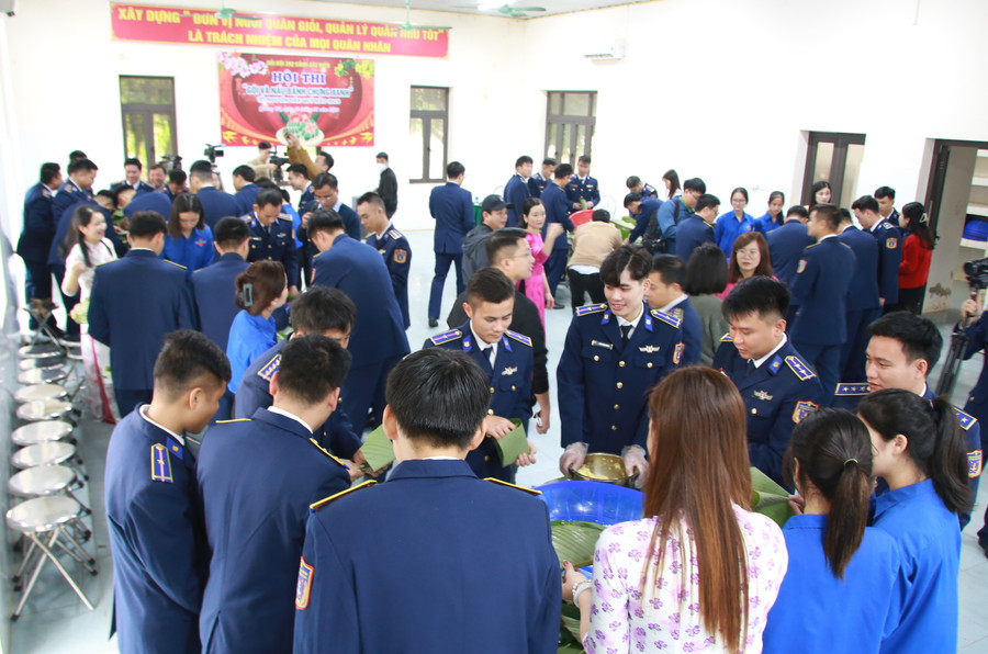 Trước đó, Hải đội 202 Bộ tư lệnh Vùng Cảnh sát biển 2 tổ chức hội thi gói bánh chưng xanh để nâng cao đời sống văn hóa, tinh thần cho cán bộ chiến sĩ và tạo không khí vui tươi sôi nổi trong những ngày xuân.