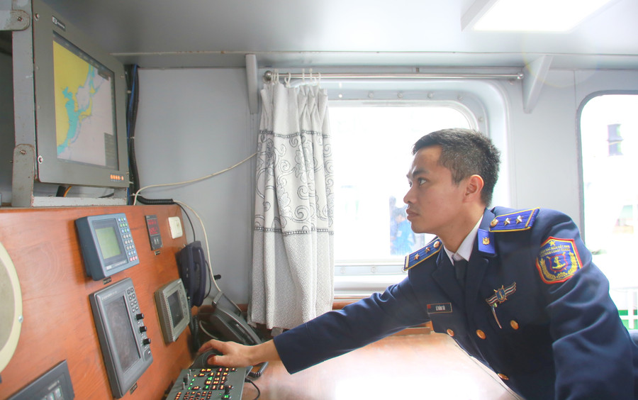 Trung úy Lê Đăng Tài - Thuyền phó Tàu cảnh sát biển 2012 cho biết, đón Tết ở đơn vị cũng vui tươi và ấm cúng như ở nhà. Đêm giao thừa, anh em quây quần bên nhau, cùng chúc nhau sức khỏe, động viên nhau yên tâm công tác. Bên cạnh đó, đơn vị tổ chức các hoạt động văn hóa, văn nghệ để cán bộ chiến sĩ vui Tết.