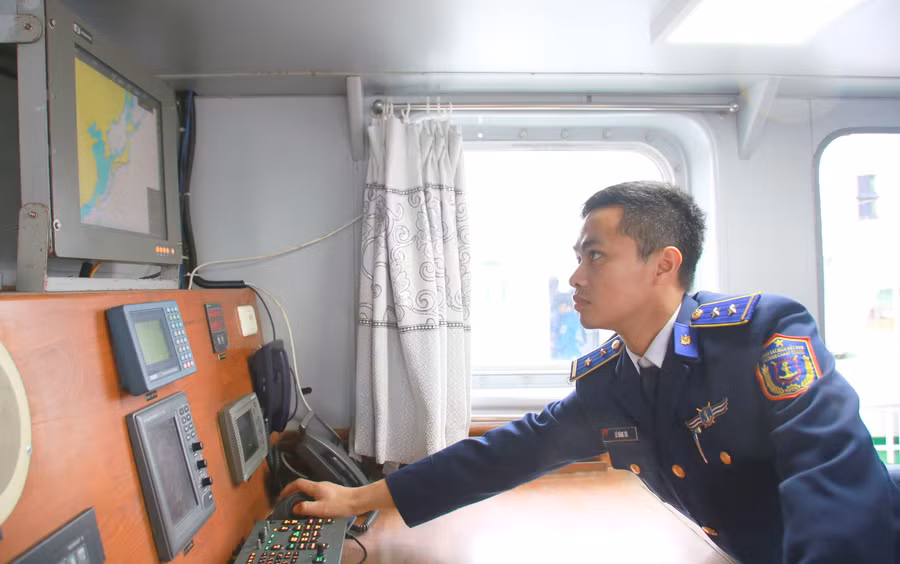 Trung úy Lê Đăng Tài - Thuyền phó Tàu cảnh sát biển 2012 cho biết, đón Tết ở đơn vị cũng vui tươi và ấm cúng như ở nhà. Đêm giao thừa, anh em quây quần bên nhau, cùng chúc nhau sức khỏe, động viên nhau yên tâm công tác. Bên cạnh đó, đơn vị tổ chức các hoạt động văn hóa, văn nghệ để cán bộ chiến sĩ vui Tết.