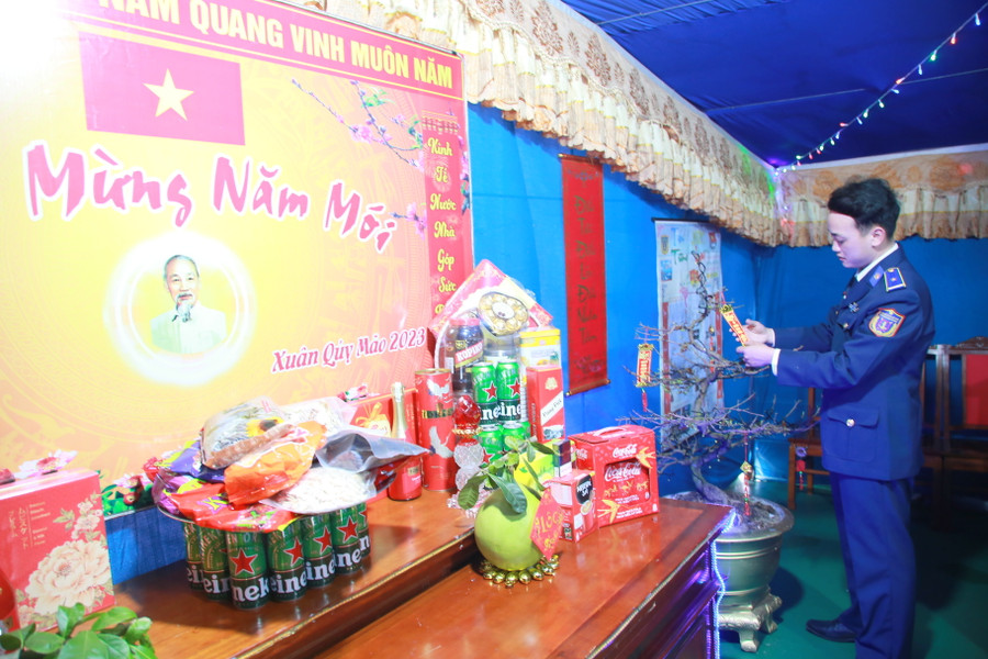 Thượng úy Hoàng Văn Hùng - thuyền trưởng Tàu Cảnh sát biển 2013 - cho hay, vì nhiệm vụ, anh em ăn tất niên, đón giao thừa ngay trên tàu, nên đã chuẩn bị chu đáo mọi thứ.