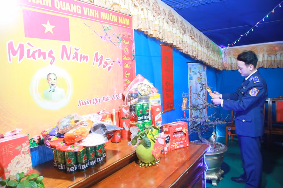 Thượng úy Hoàng Văn Hùng - thuyền trưởng Tàu Cảnh sát biển 2013 - cho hay, vì nhiệm vụ, anh em ăn tất niên, đón giao thừa ngay trên tàu, nên đã chuẩn bị chu đáo mọi thứ.
