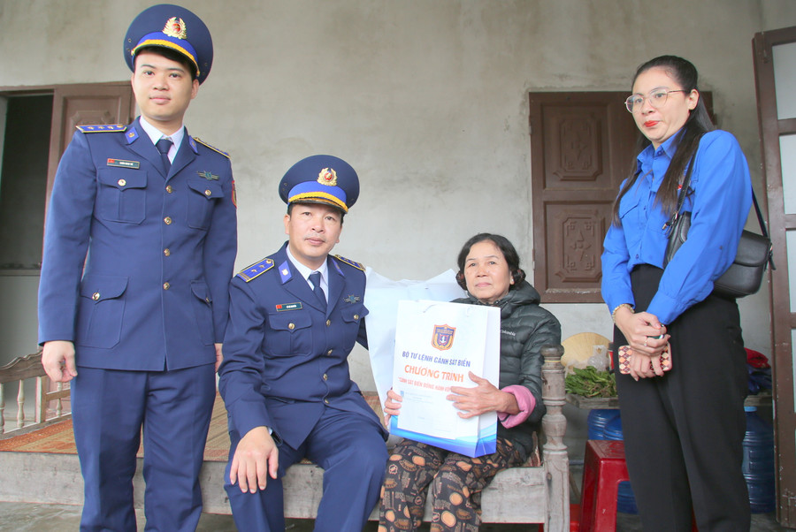 Trước ngày Tết cổ truyền, Trung tá Lê Bá Nguyên - Chính trị viên Hải đội 202 Bộ tư lệnh Vùng Cảnh sát biển 2 đã đến thăm, tặng quà, chúc Tết các gia đình khó khăn trên địa bàn xã Triệu An, huyện Triệu Phong (tỉnh Quảng Trị). Chia sẻ khó khăn với các gia đình, Trung tá Lê Bá Nguyên gửi lời động viên và chúc các gia đình đón Xuân đầm ấm, vui vẻ.