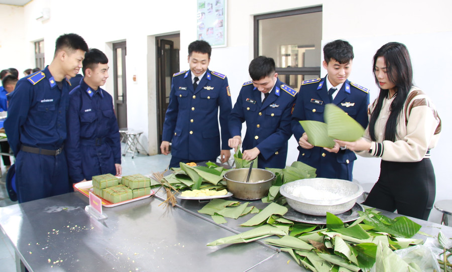 Những chiếc bánh chưng vuông vức được các chiến sĩ Cảnh sát biển hoàn thành.