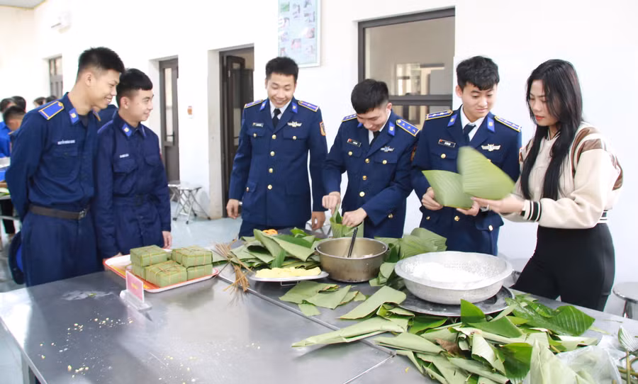 Những chiếc bánh chưng vuông vức được các chiến sĩ Cảnh sát biển hoàn thành.