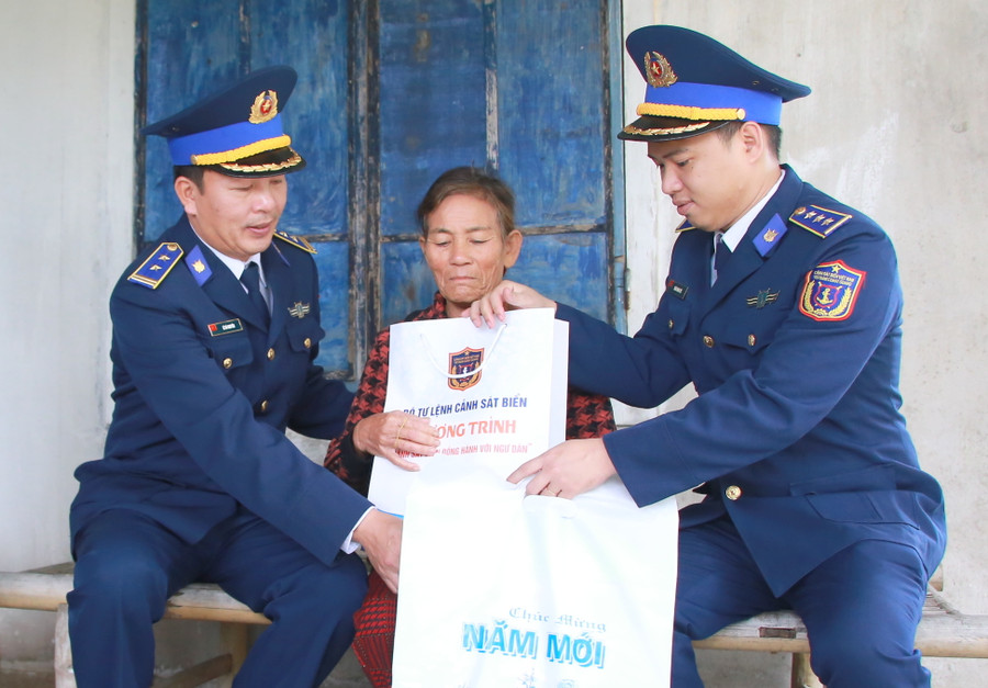 Bà Nguyễn Thị Thuận (62 tuổi, trú tại thôn Phú Hội, xã Triệu An), hiện sống một mình. Gia đình bà Thuận thuộc hộ nghèo, ốm đau. Nhận quà tết từ lực lượng Cảnh sát biển, bà Thuận xúc động: “Sự quan tâm, động viên của Cảnh sát biển nhân dịp Tết cổ truyền là niềm vui, niềm hạnh phúc đối với gia đình tôi”. Cũng nhân dịp Tết Nguyên đán Quý Mão, lực lượng Hải đội 202, Cảnh sát biển cũng tặng quà đến 60 gia đình chính sách, ngư dân có hoàn cảnh khó khăn trên địa bàn huyện đảo Cồn Cỏ và huyện Vĩnh Linh (tỉnh Quảng Trị).