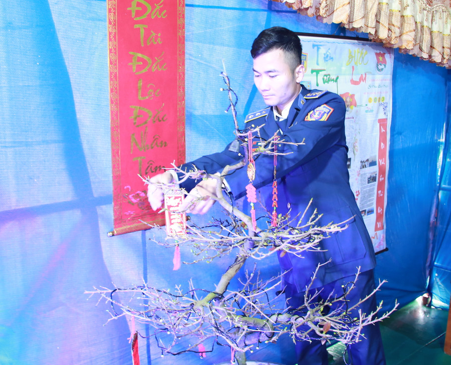Đối với những người lính Cảnh sát biển, tết ở đơn vị dường như đã trở nên quen thuộc. Tất cả cán bộ, chiến sĩ đều nêu cao tinh thần, trách nhiệm, sẵn sàng thực hiện nhiệm vụ.