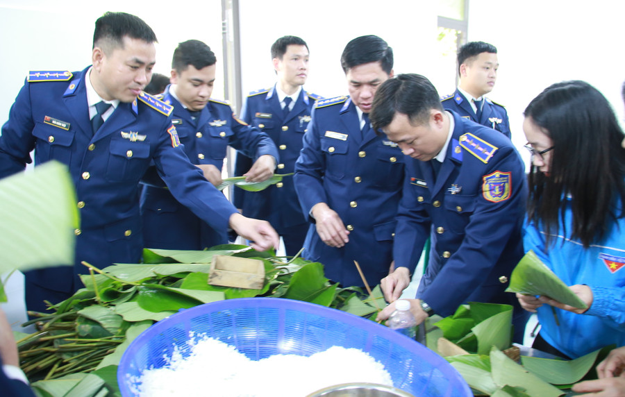 Có 6 đội tham gia cuộc thi, gồm Hải đội bộ, Cảng vụ, Tàu Cảnh sát biển 2012, Tàu Cảnh sát biển 2013, Tàu Cảnh sát biển 2015, Tàu Cảnh sát biển 2016.