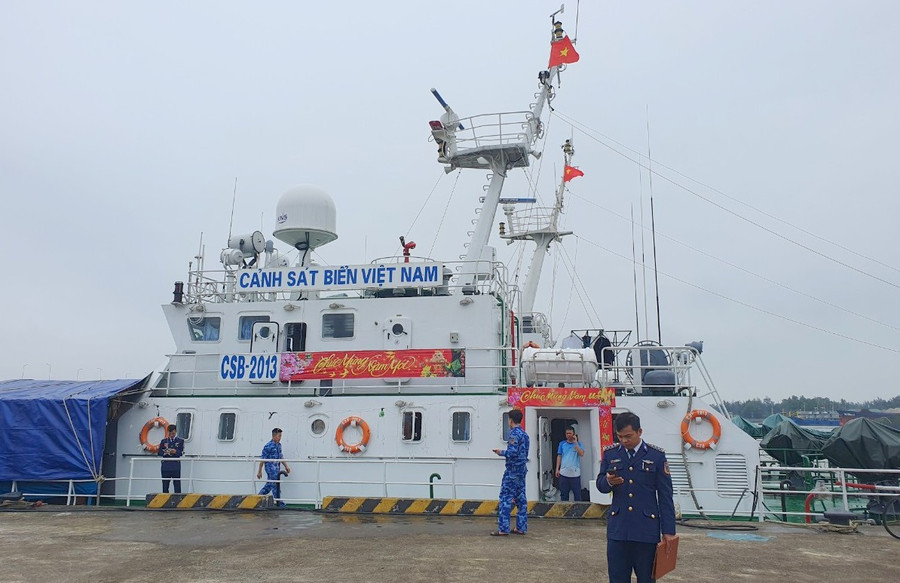 Trên tàu Cảnh sát biển 2013, các cán bộ, chiến sĩ đã tổ chức trang trí cẩn thận, chu đáo để đón Tết.