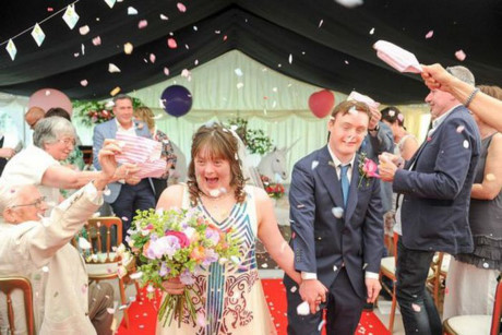 Cam dong dam cuoi co tich cua nhung cap doi di thuong - Anh 2