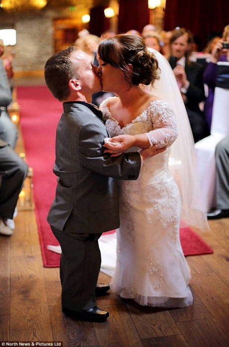 Cam dong dam cuoi co tich cua nhung cap doi di thuong - Anh 3