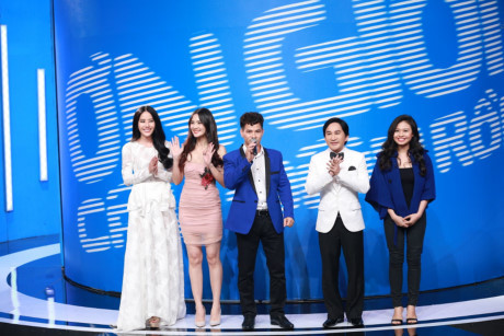 Ngô Kiến Huy bối rối khi bị ép hôn Nam Em ở Ơn giời - Ảnh 1 Ngo Kien Huy boi roi khi bi ep hon Nam Em o On gioi - Anh 1