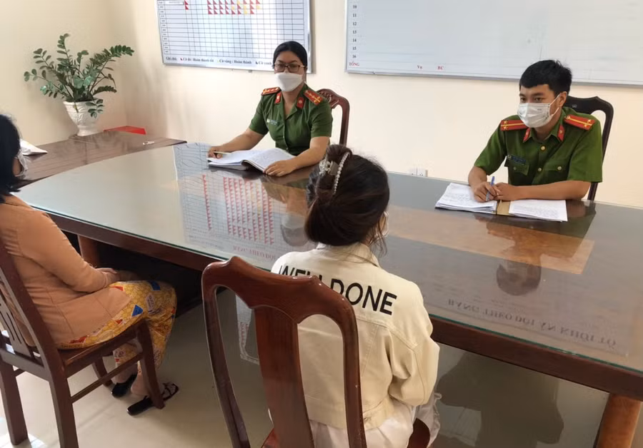 Công anh TP Gia Nghĩa làm việc với các đối tượng (ảnh: Công an cung cấp).