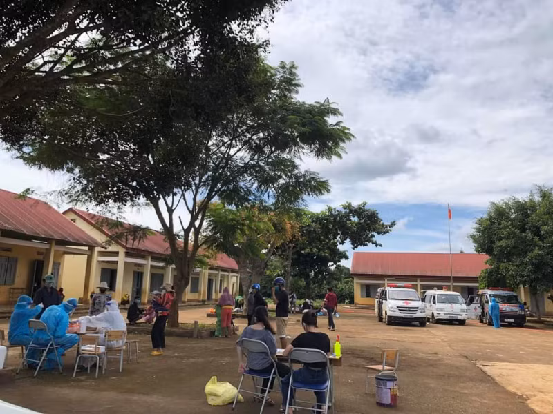 Cơ quan chức năng lấy mẫu test nhanh cho người dân xã Ea Hồ, huyện Krông Năng.