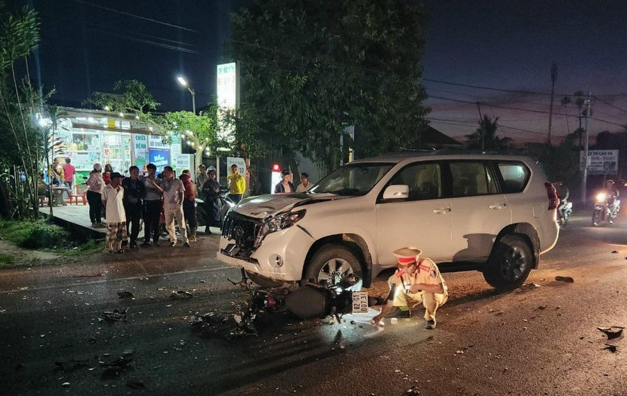 Lực lượng CSGT điều tra, làm rõ nguyên nhân vụ tai nạn. (Ảnh: D.X)