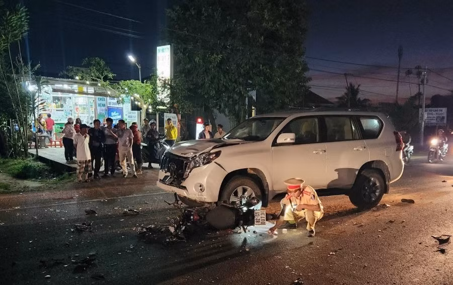 Lực lượng CSGT điều tra, làm rõ nguyên nhân vụ tai nạn. (Ảnh: D.X)