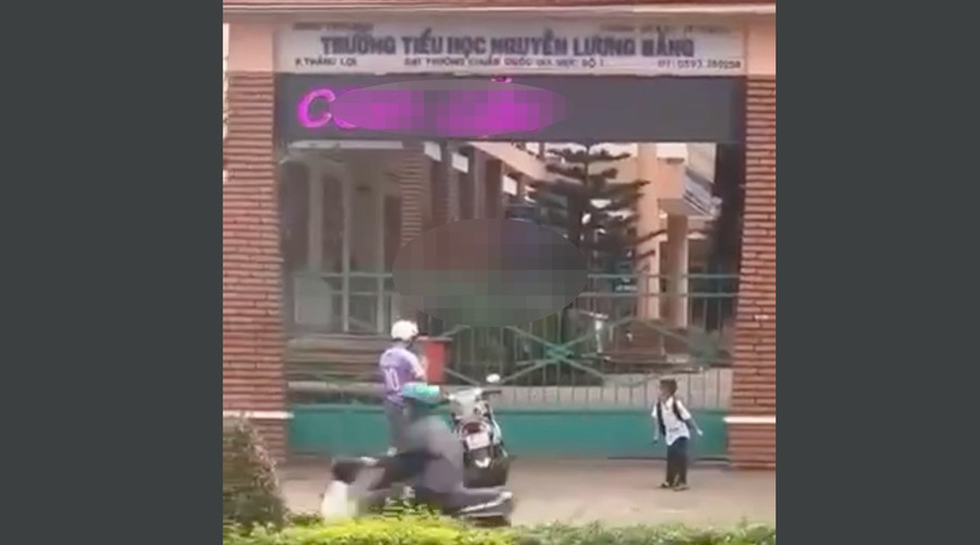 Bảng điện tử của Trường Tiểu học Nguyễn Lương Bằng bị thay đổi bằng nội dung phản cảm. (Ảnh cắt từ clip)