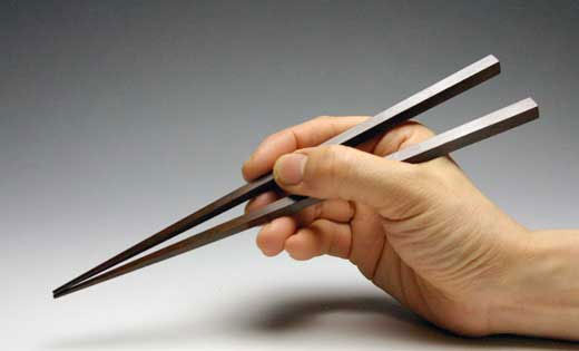 Dùng đũa ăn hàng ngày là một hành động thân thuộc của nhiều người Việt.