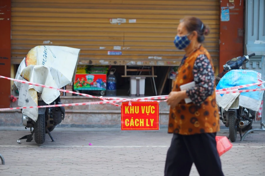 Tại quận Đống Đa, Hà Nội cũng như nhiều quận khác tại thành phố, hàng rào cách ly đã được lập nên tại những điểm phát hiện F0.