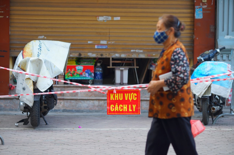 Tại quận Đống Đa, Hà Nội cũng như nhiều quận khác tại thành phố, hàng rào cách ly đã được lập nên tại những điểm phát hiện F0.