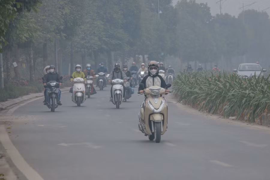 Hà Nội: Trời âm u, sương mù phủ kín từ sáng đến tối ảnh 4