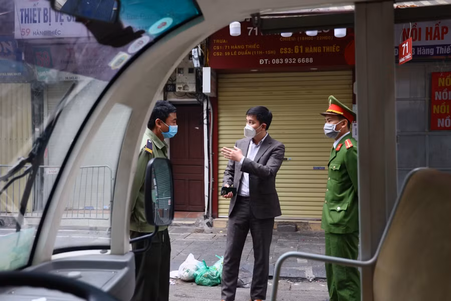 Chiều 15/12, lực lượng y tế quận Hoàn Kiếm kết hợp với UBND phường Hàng Gai kiểm công tác phòng chống dịch và điều trị, cách ly các trường hợp F0 tại nhà trên phố Hàng Thiếc.