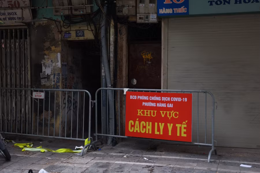 Cận cảnh một khu phố đang cách ly, điều trị nhiều F0 tại nhà ở Hà Nội ảnh 7
