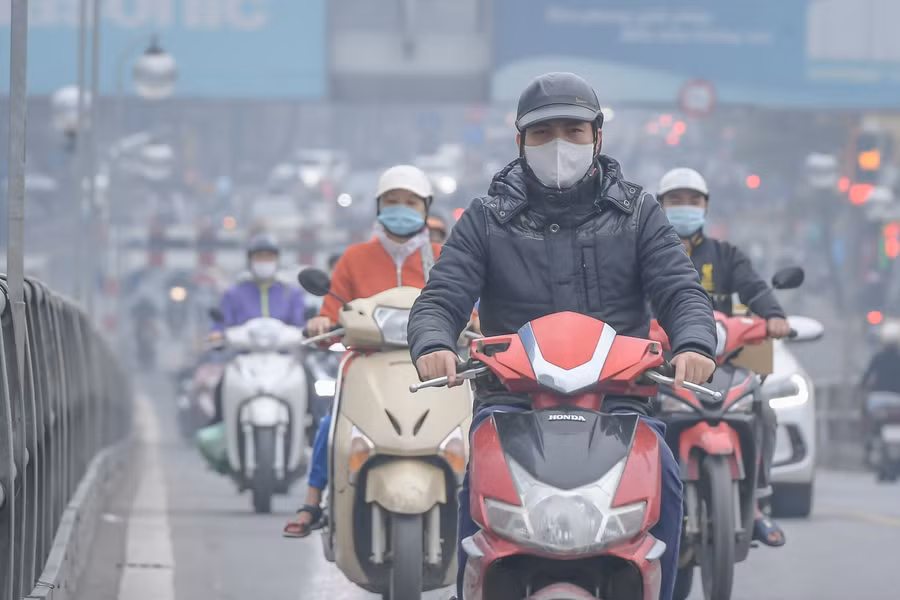 Hà Nội đang vào mùa đông, kiểu thời tiết đặc trưng là khô hanh, rất ít mưa, góp phần làm gia tăng bụi mịn.