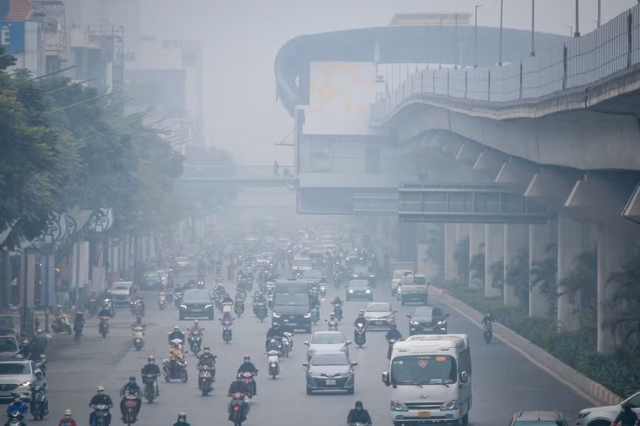 Đến cuối giờ chiều, lớp sương mù vẫn còn dày đặc.