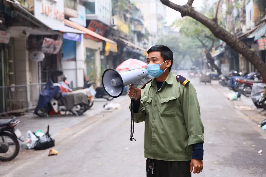 Cận cảnh một khu phố đang cách ly, điều trị nhiều F0 tại nhà ở Hà Nội ảnh 8