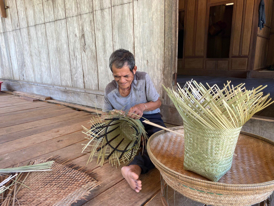 Ông Hồ Tăn giữ nghề đan lát truyền thống. Ông Hồ Tăn giữ nghề đan lát truyền thống.
