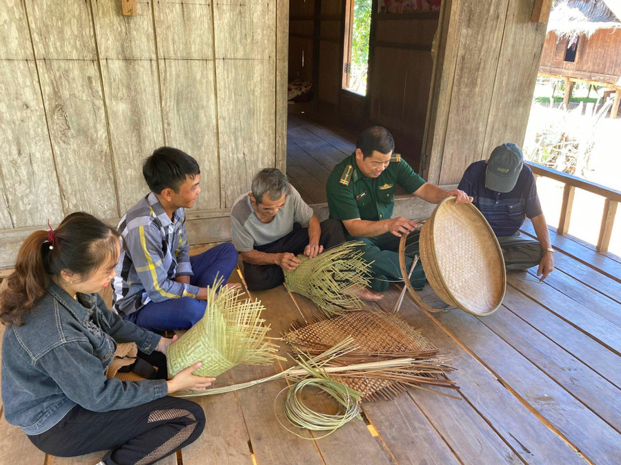 Ông Hồ Tăn bản Ka Ing dạy cách đan lát cho bà con dân bản. Ông Hồ Tăn bản Ka Ing dạy cách đan lát cho bà con dân bản.
