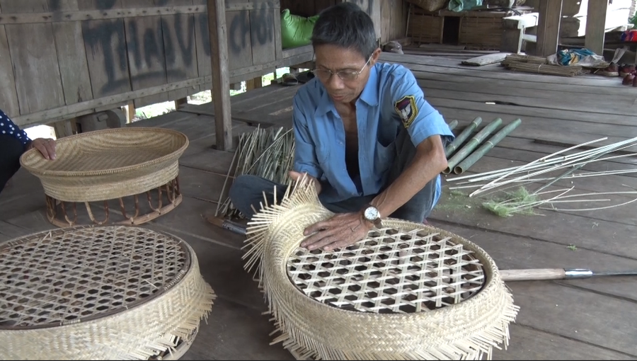 Ông Hồ Huôn xã Trọng Hóa mỗi năm làm ra từ 15 – 20 chiếc Cu Tốc (mâm cơm). Ông Hồ Huôn xã Trọng Hóa mỗi năm làm ra từ 15 – 20 chiếc Cu Tốc (mâm cơm).