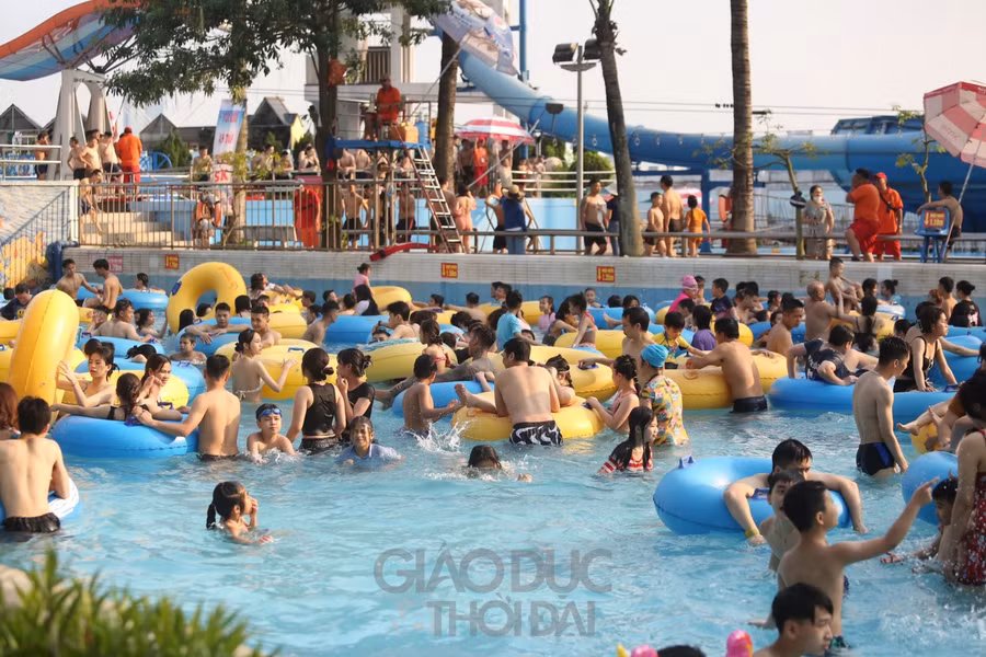 Nhiều điểm vui chơi ở Hà Nội "đông nghẹt" người, quá tải trong ngày 1/5 ảnh 8