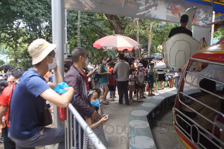 Tham gia trò chơi ở đây, phụ huynh và các em nhỏ thường phải dành 30 phút để mua vé và đợi xếp hàng. Giá vé 20.000-30.000 đồng/người.