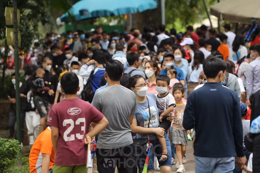 Mọi lối di chuyển tại công viên đều kín người.