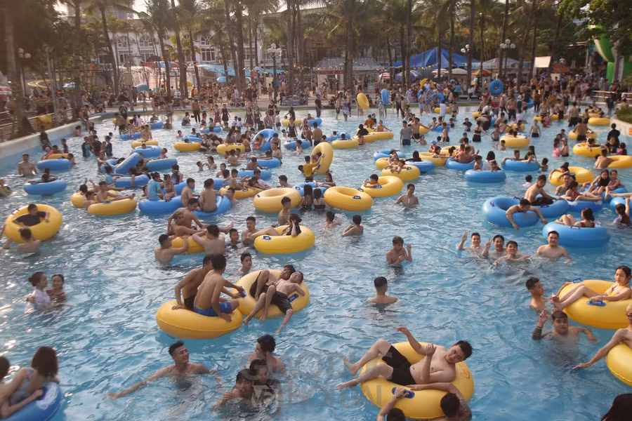 Lượng người đổ về Công viên nước Hồ Tây cũng tăng đột biến trong những ngày nghỉ lễ.