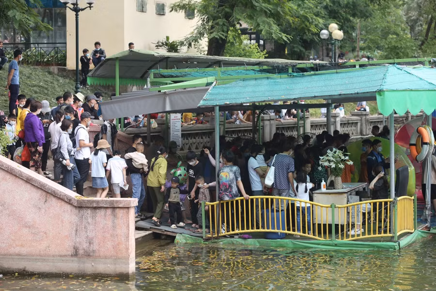 Người dân phải xếp hàng mua vé khá lâu tại nhiều điểm vui chơi trong công viên.