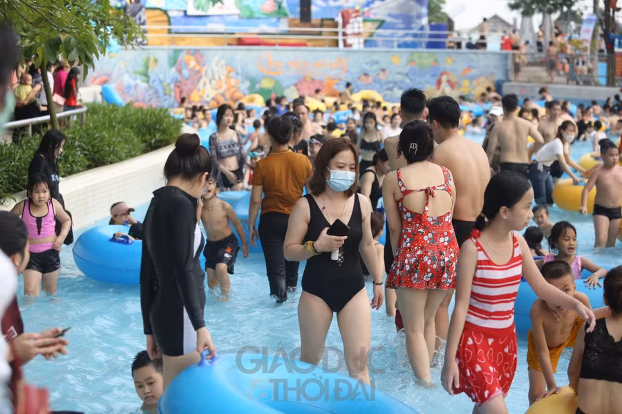 Được biết trong ngày đầu tiên nghỉ lễ, công viên nước đã đón gần một vạn du khách.