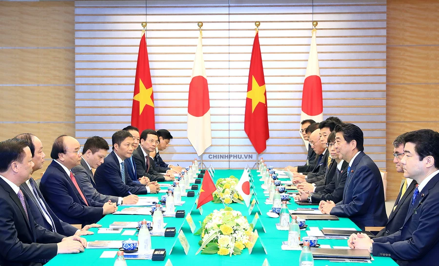 Thủ tướng Nguyễn Xuân Phúc hội đàm với Thủ tướng Nhật Bản Shinzo Abe. Ảnh: VGP/Quang Hiếu 