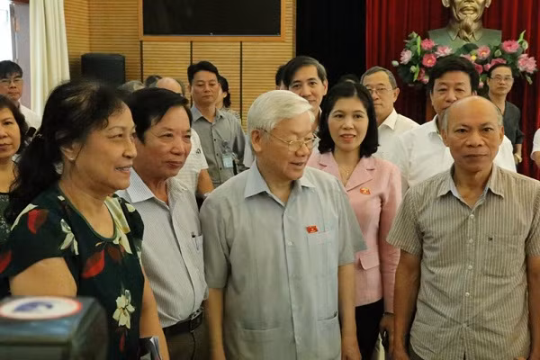 Tổng Bí thư Nguyễn Phú Trọng và các cử tri quận Hoàn Kiếm, Ba Đình. Ảnh: Thùy Linh