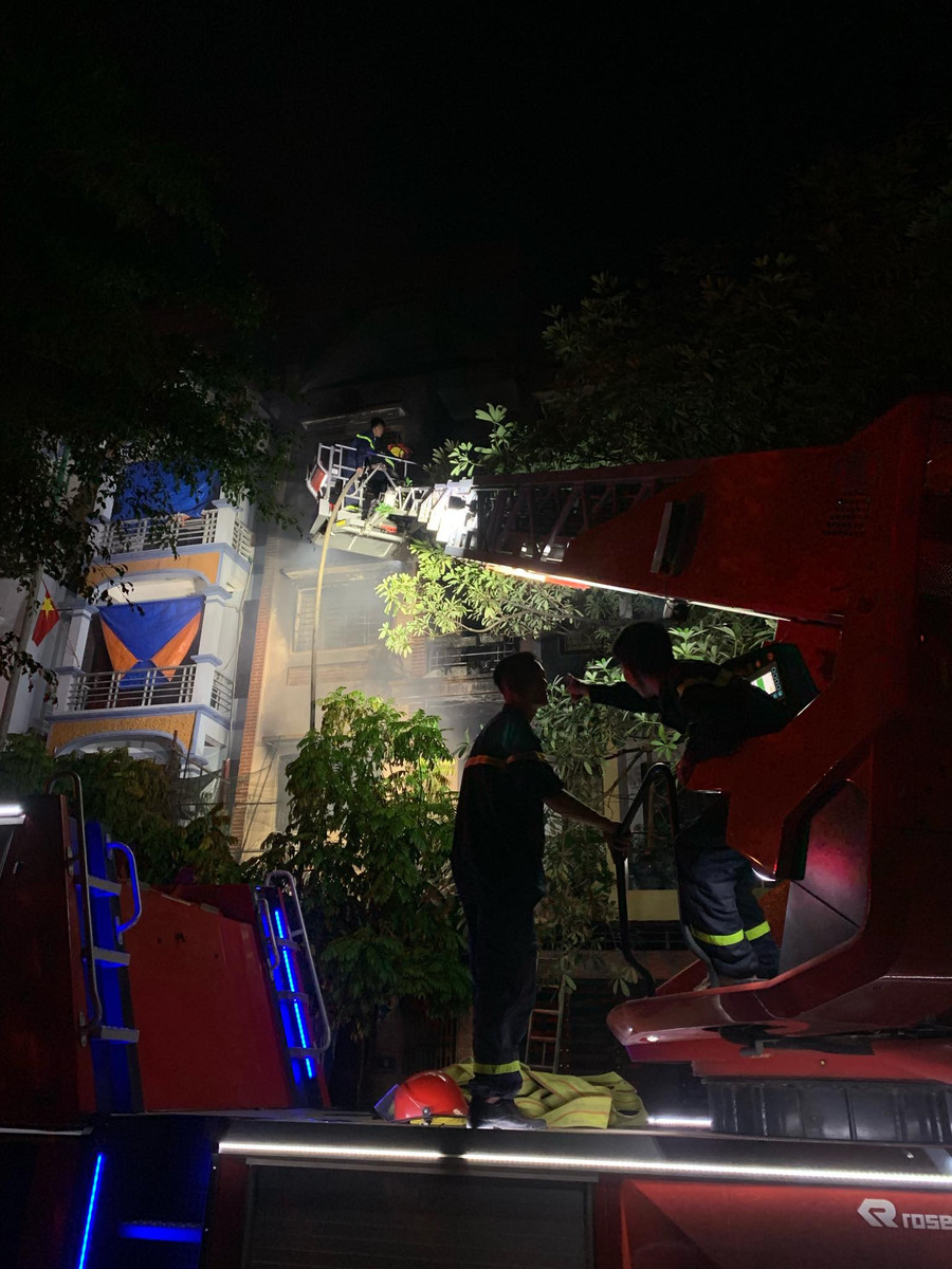 Do khói nhiều và cháy trên các tầng, nên lực lượng PCCC đã huy động cả xe thang để dập lửa. Do khói nhiều và cháy trên các tầng, nên lực lượng PCCC đã huy động cả xe thang để dập lửa.