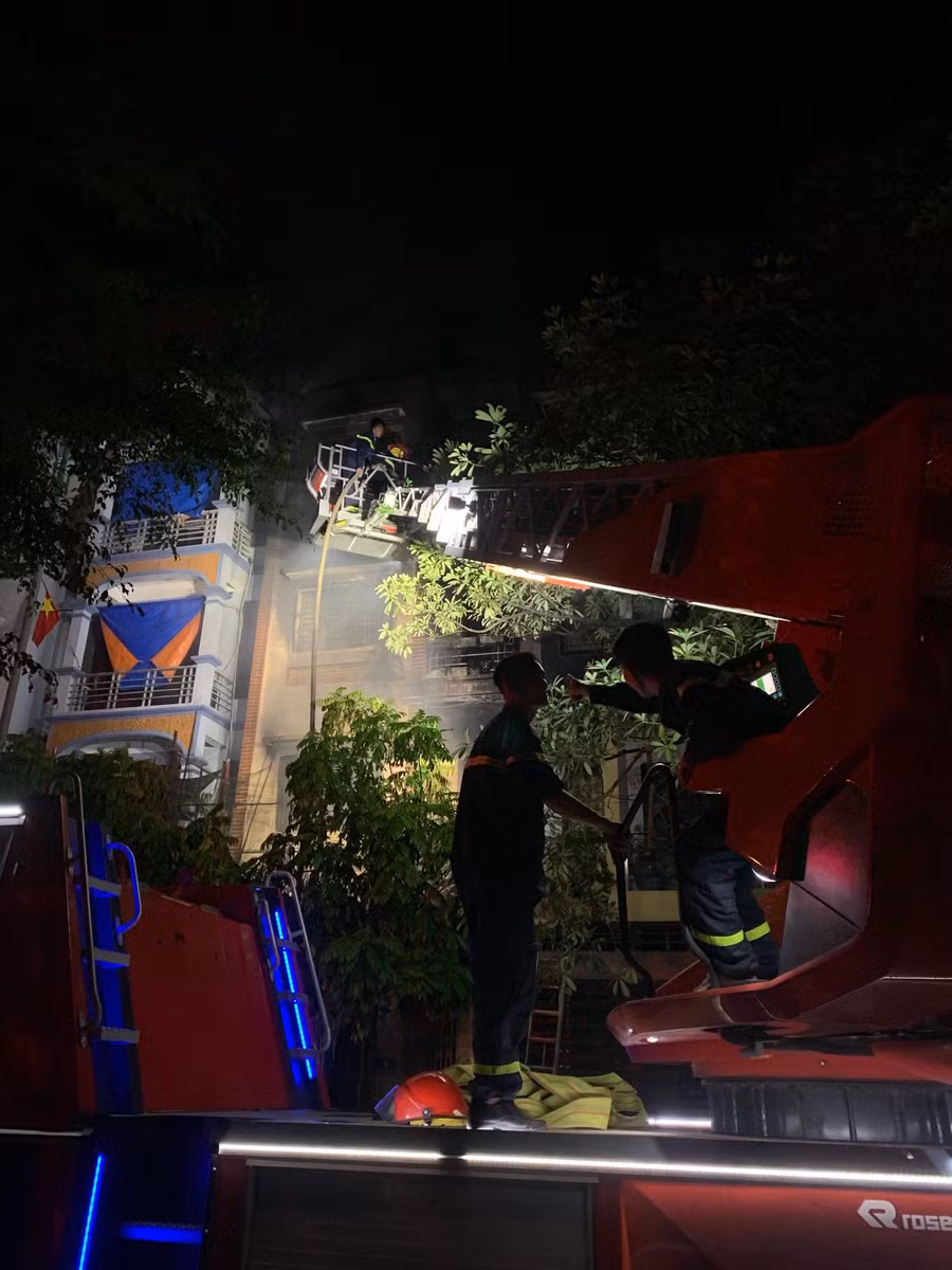 Do khói nhiều và cháy trên các tầng, nên lực lượng PCCC đã huy động cả xe thang để dập lửa.