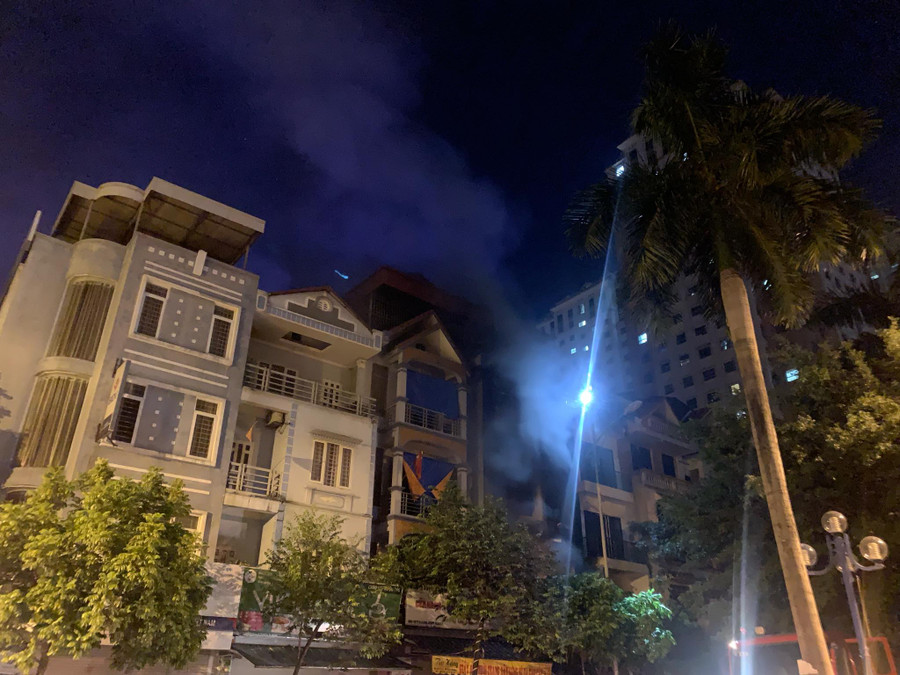 Cháy lớn trong đêm, nhưng rất may 4 người trong nhà đã chạy ra ngoài an toàn. Cháy lớn trong đêm, nhưng rất may 4 người trong nhà đã chạy ra ngoài an toàn.