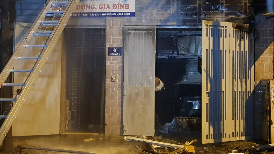Tầng 1 của căn nhà số 4 bị cháy hoàn toàn, chiếc ô tô để trong nhà cũng bị thiêu rụi. Tầng 1 của căn nhà số 4 bị cháy hoàn toàn, chiếc ô tô để trong nhà cũng bị thiêu rụi.